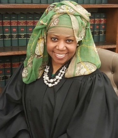 Honorable Carolyn Walker-Diallo, Juez Administrativo del Tribunal Civil
de la Ciudad de Nueva York